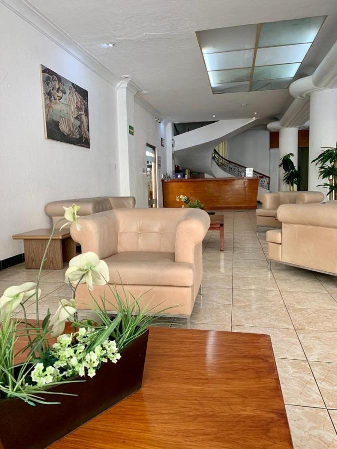 Hotel Capri De Leon Mexico ภายนอก รูปภาพ